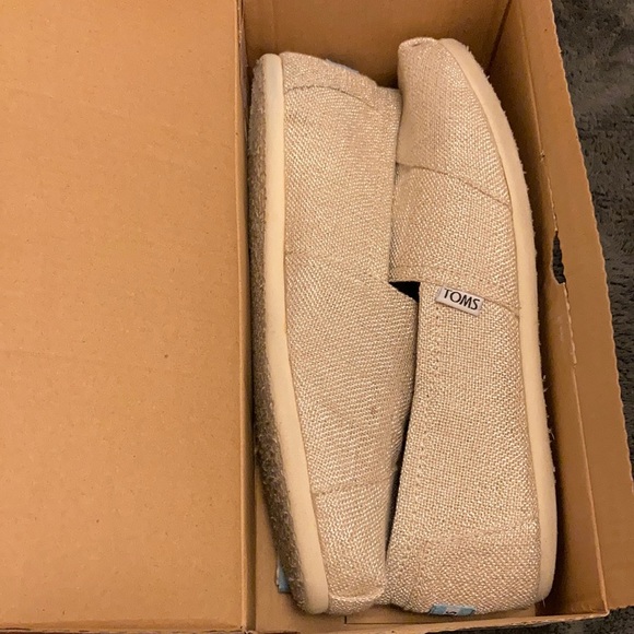Toms - Picture 2 of 10
